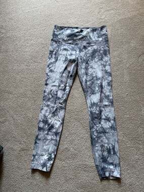 Athleta Salutation Stash High Rise 7/8 Tight in Grey Tie Dye Marble Size S